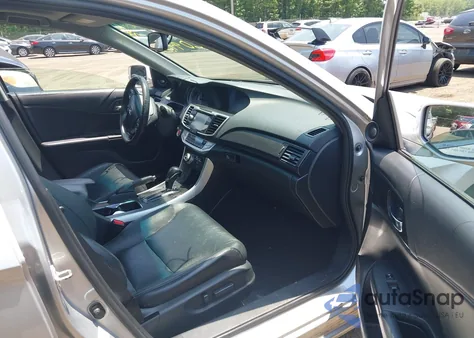 2013 Honda Accord Touring z USA, uszkodzony, nr VIN 1HGCR3F95DA041302